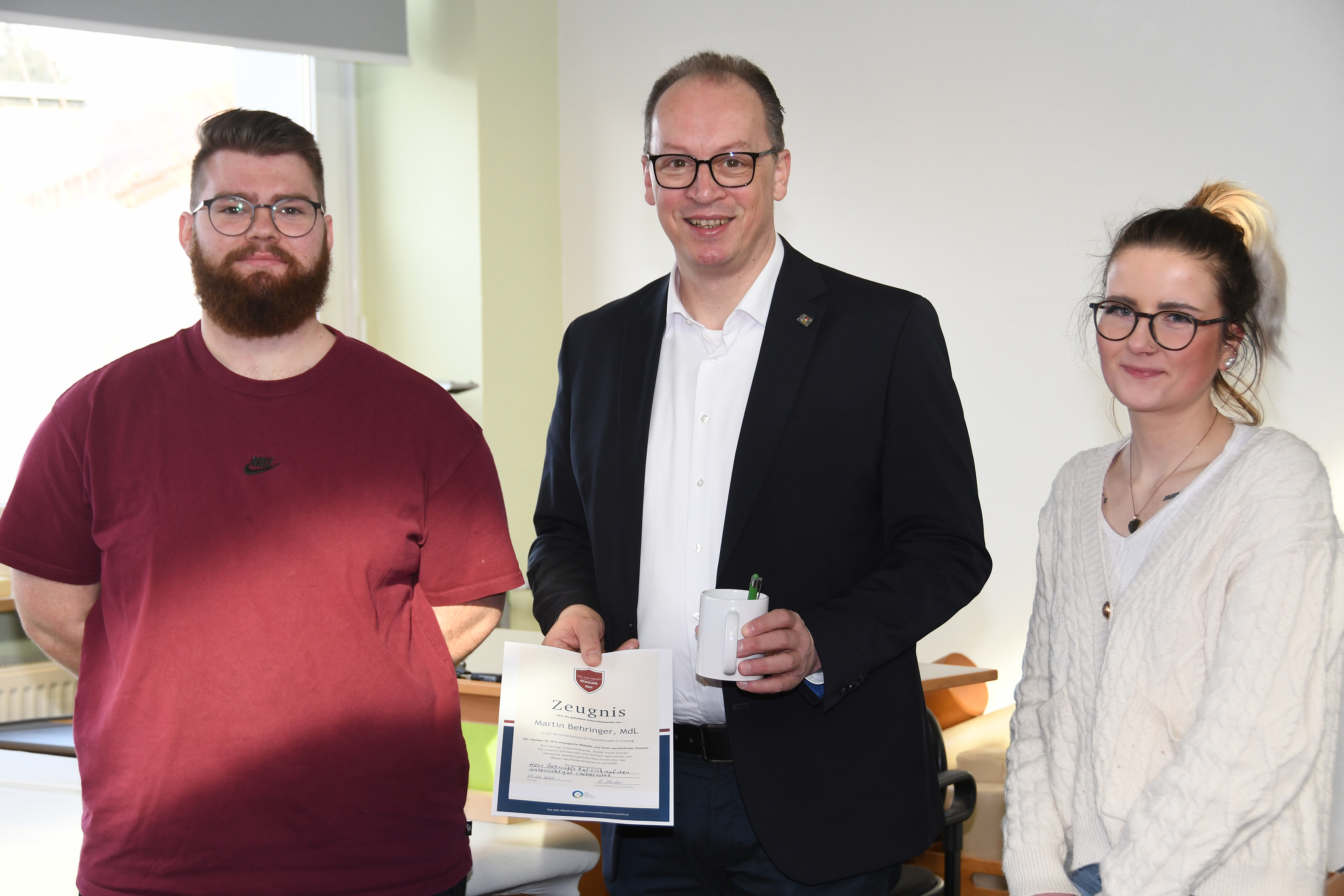 Die Klassensprecher dankten Martin Behringer für seinen Besuch und übergaben ihm ein gutes Zeugnis.