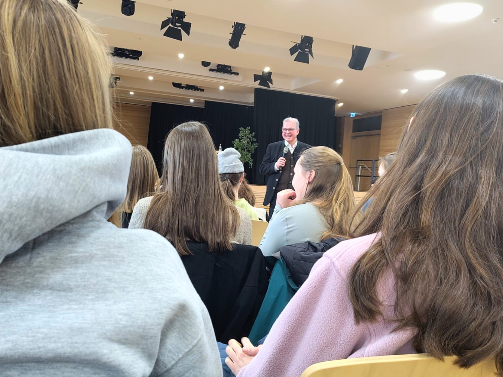 Florian Streibl mit Schülerinnen des Gymnasiums