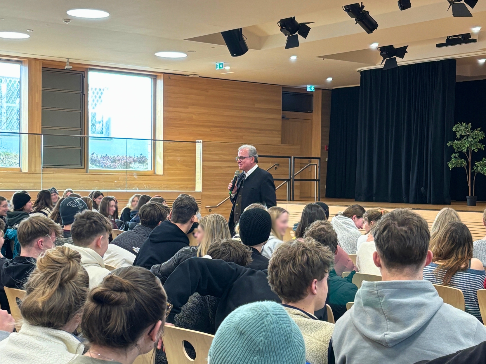 Florian Streibl im Gespräch mit Schülerinnen und Schüler des Gymnasiums und der FOS