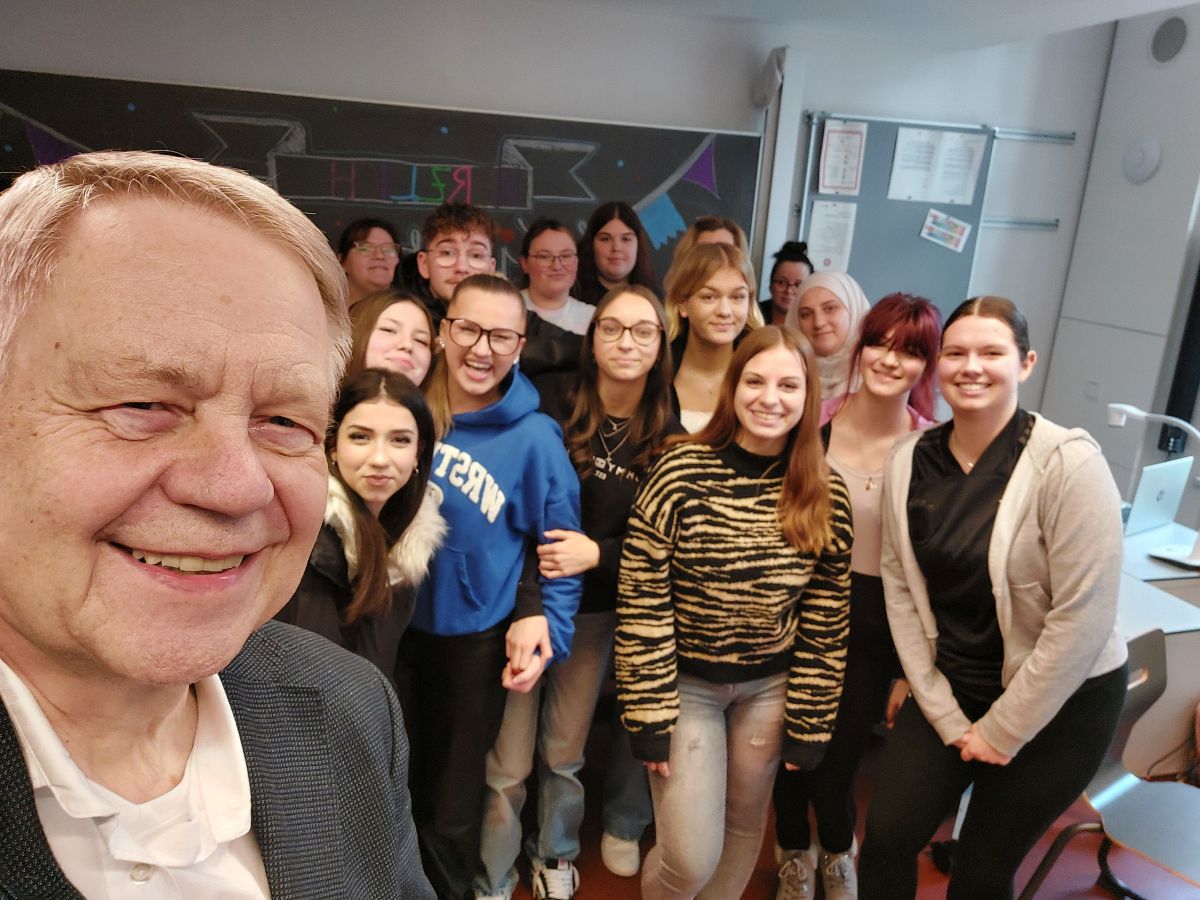 Karl Freller machte am Ende der Stunde ein Selfie mit einem Teil der Schüler*innen