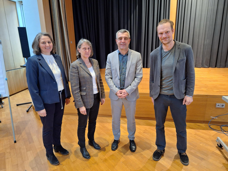 Die Fotos haben Magdalena Süß und Maria Forstner gemacht. Auf demFoto mit der Schulleitung und dem Landrat stehen von links Fr Stadlmeier-Baumann, stellvertretende Schulleitung, Ulrike Rhein, Schulleiterin, Landrat Anetsberger und ganz rechts Marian Humme