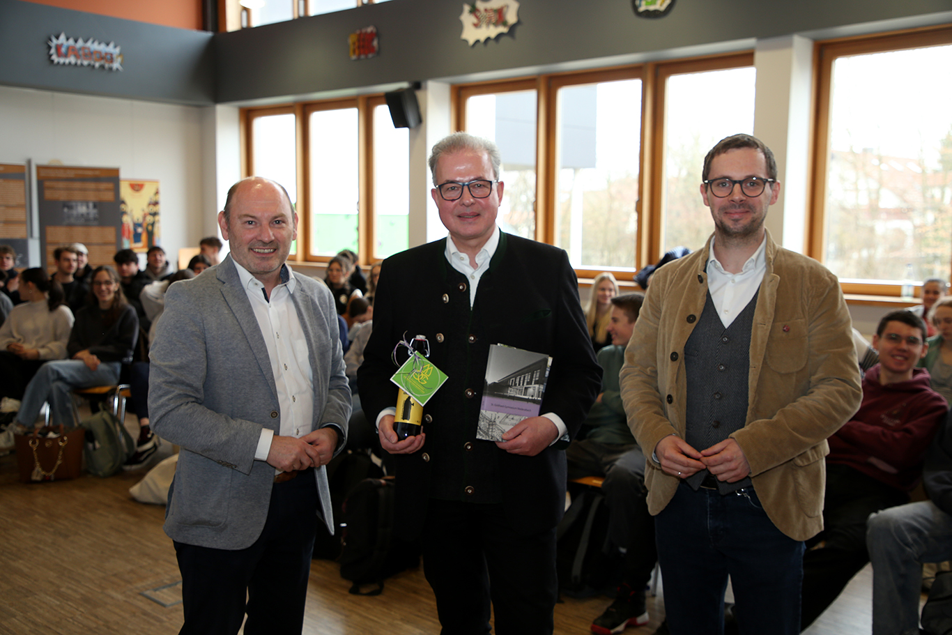 Schulleiter Johann Lummer (li.) und Peter Hatzl (re.) bedankten sich für den Besuch mit einer Flasche Niederaltaicher Klostergold.