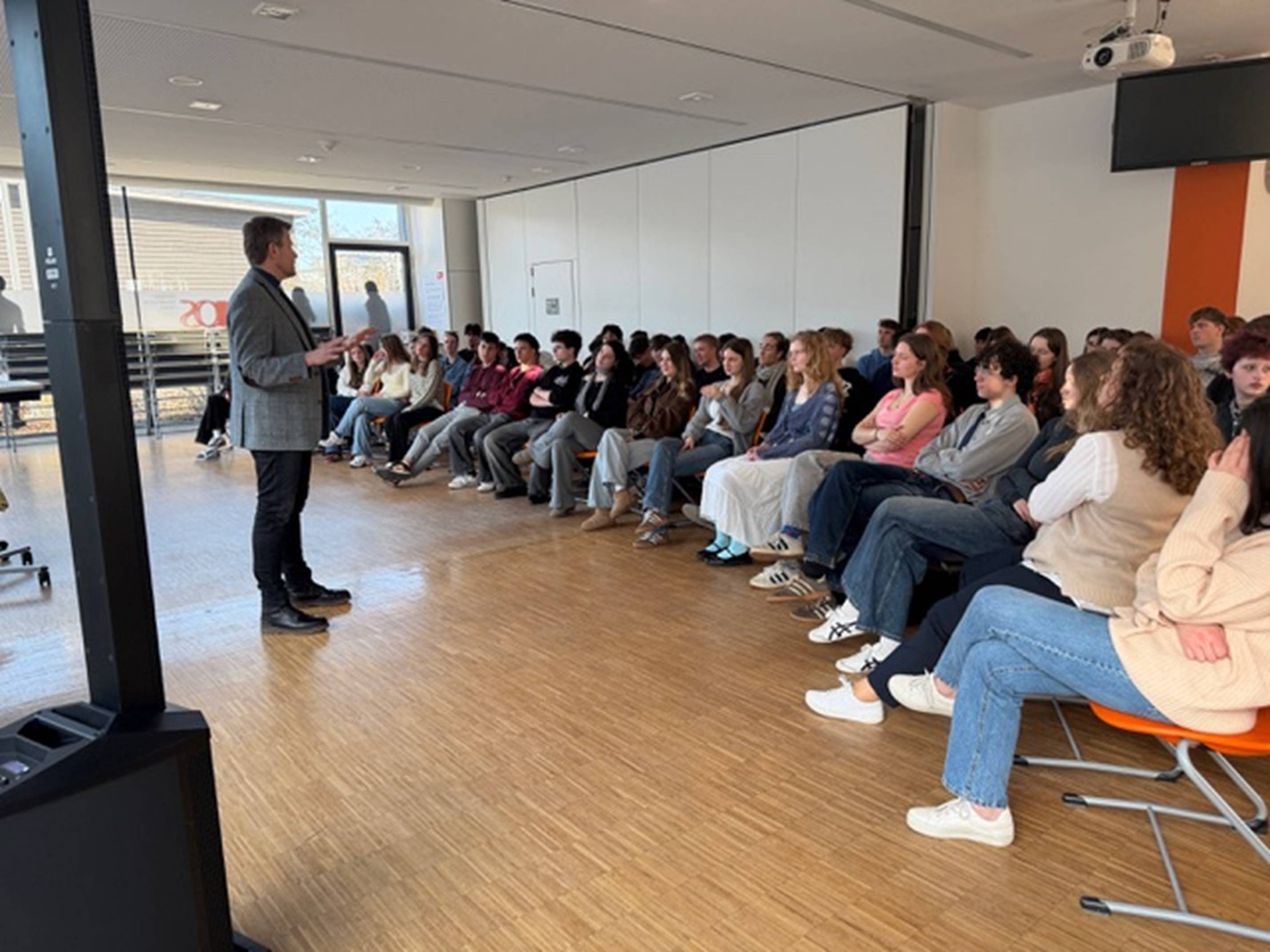 Besuch des OBs in Nürnberg vor 80 interessierten Schüler*innen