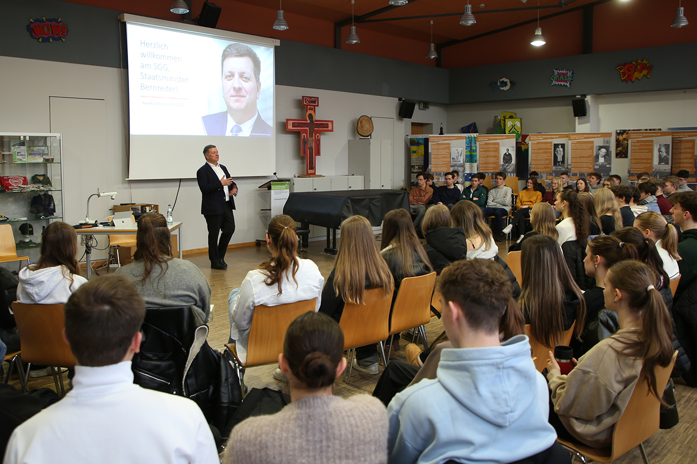 Staatsminister Christian Bernreiter im Gotthard-Saal des St.-Gotthard-Gymnasiums