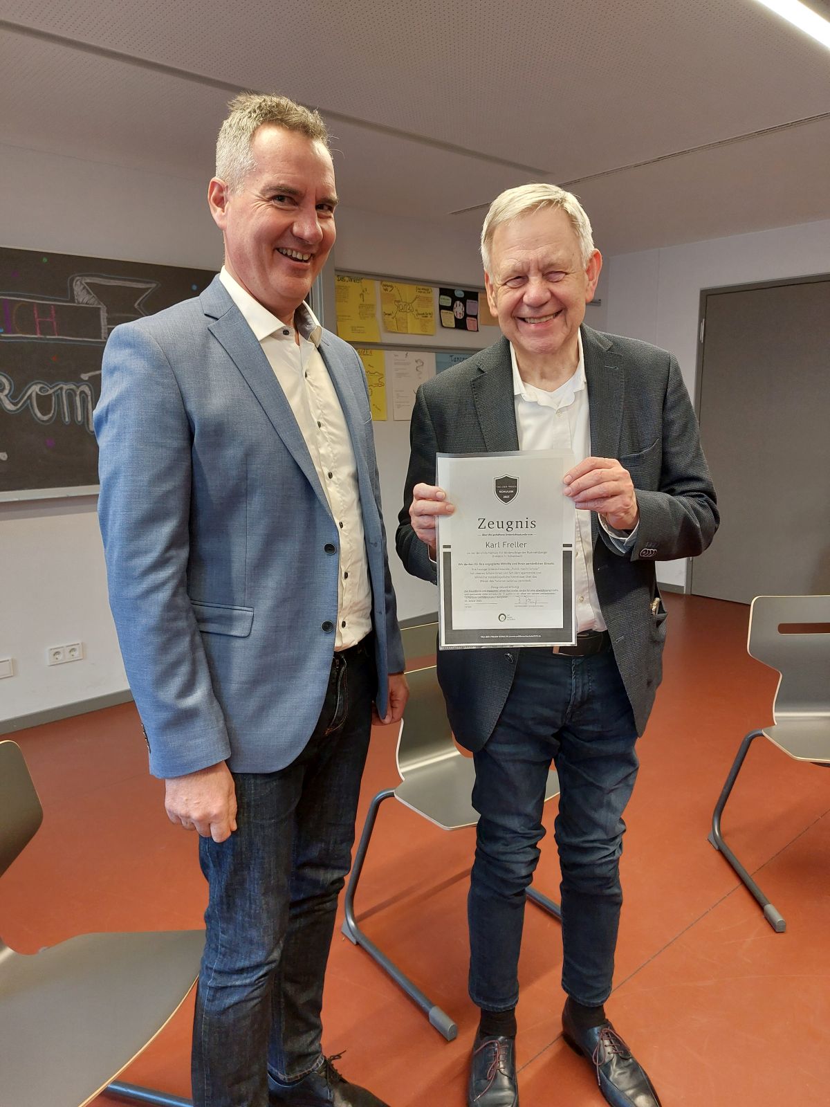 Schulleiter Bernd Potthast und Abgeordneter Karl Freller bei der Zeugnisübergabe.