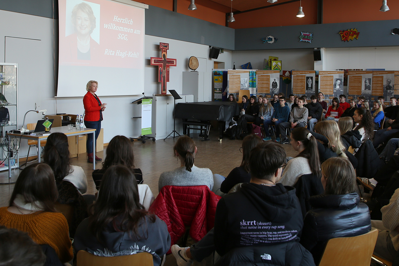 Das St.-Gotthard-Gymnasium Niederalteich begrüßte mit Rita Hagl-Kehl eine SPD-Bundestagskandidatin.