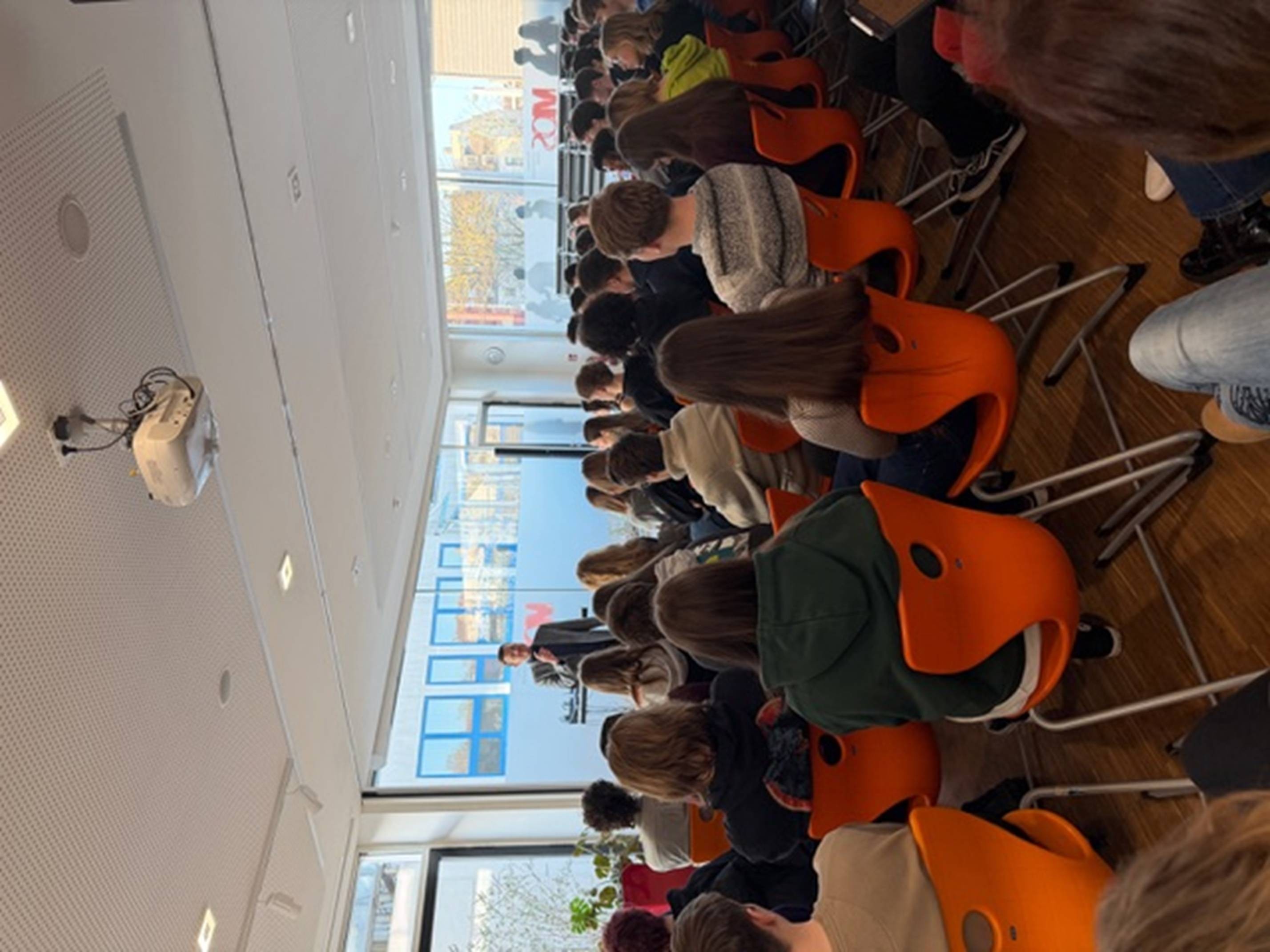 Besuch des OBs in Nürnberg vor 80 interessierten Schüler*innen
