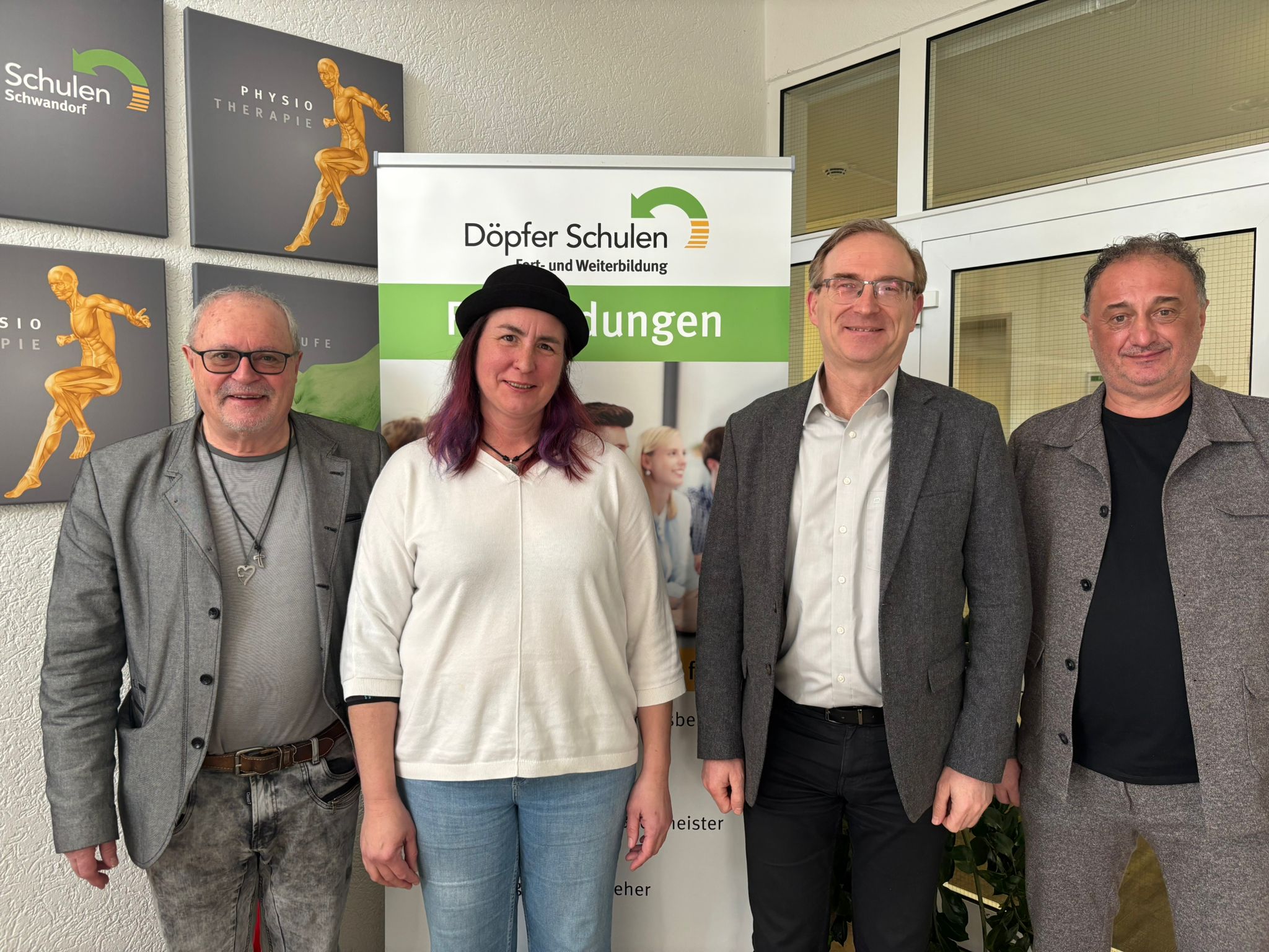 Von links nach rechts: Herr Hubert Döpfer (Schulträger), Frau Bianca Markowski (Schulleitung Berufsfachschule für Pflege Schwandorf), Herr MdL Alexander Flierl (CSU) und Herr Martin Gleixner (Standortleiter der Döpfer Schulen Schwandorf und Regensburg).