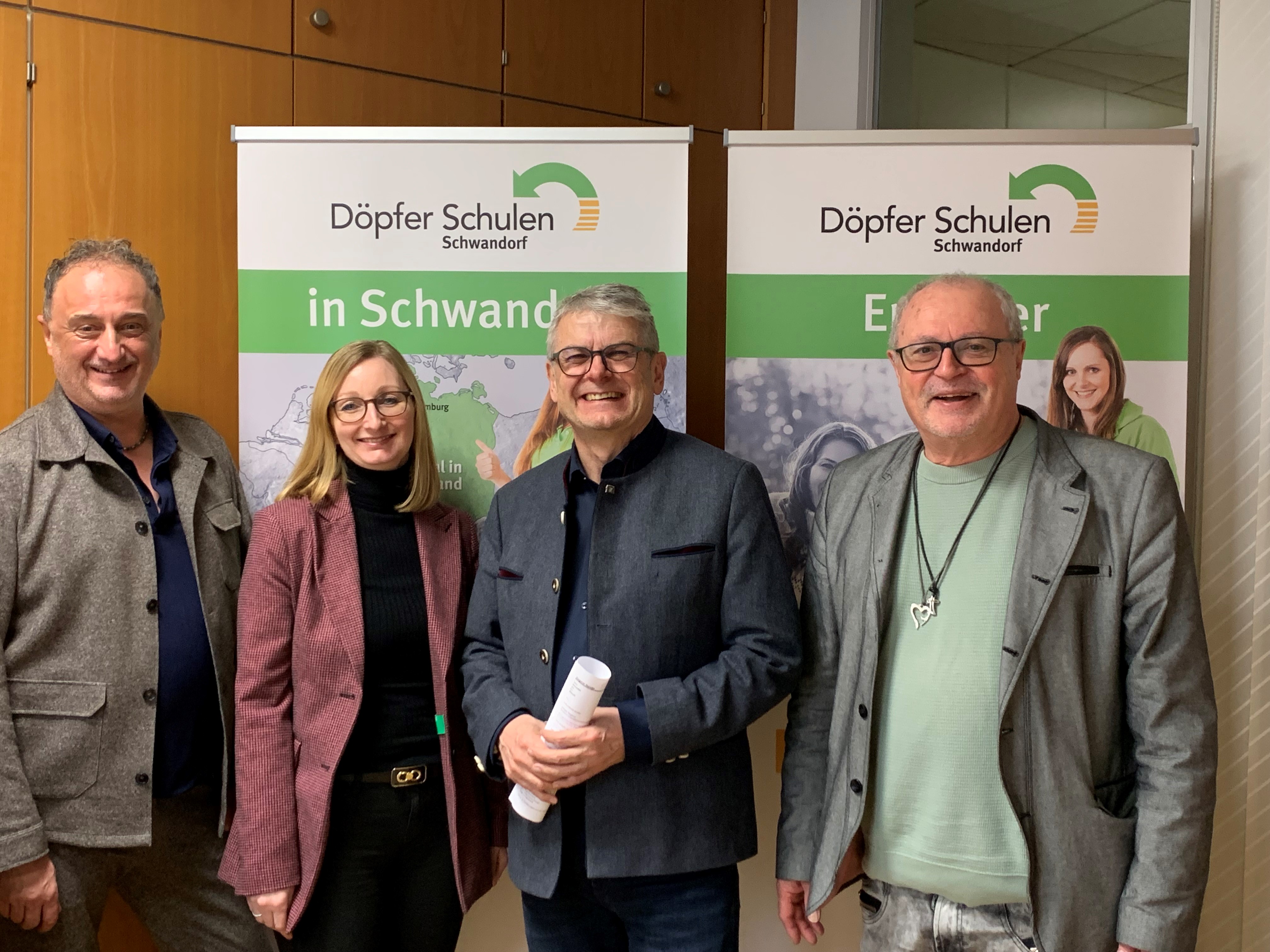 Von links nach rechts: Herr Martin Gleixner (Standortleiter der Döpfer Schulen Schwandorf und Regensburg), Frau Jennifer Hoffmann (Schulleitung der Fachakademie für Sozialpädagogik der Döpfer Schulen Schwandorf), Herr MdL Martin Scharf (Freie Wähler) und 