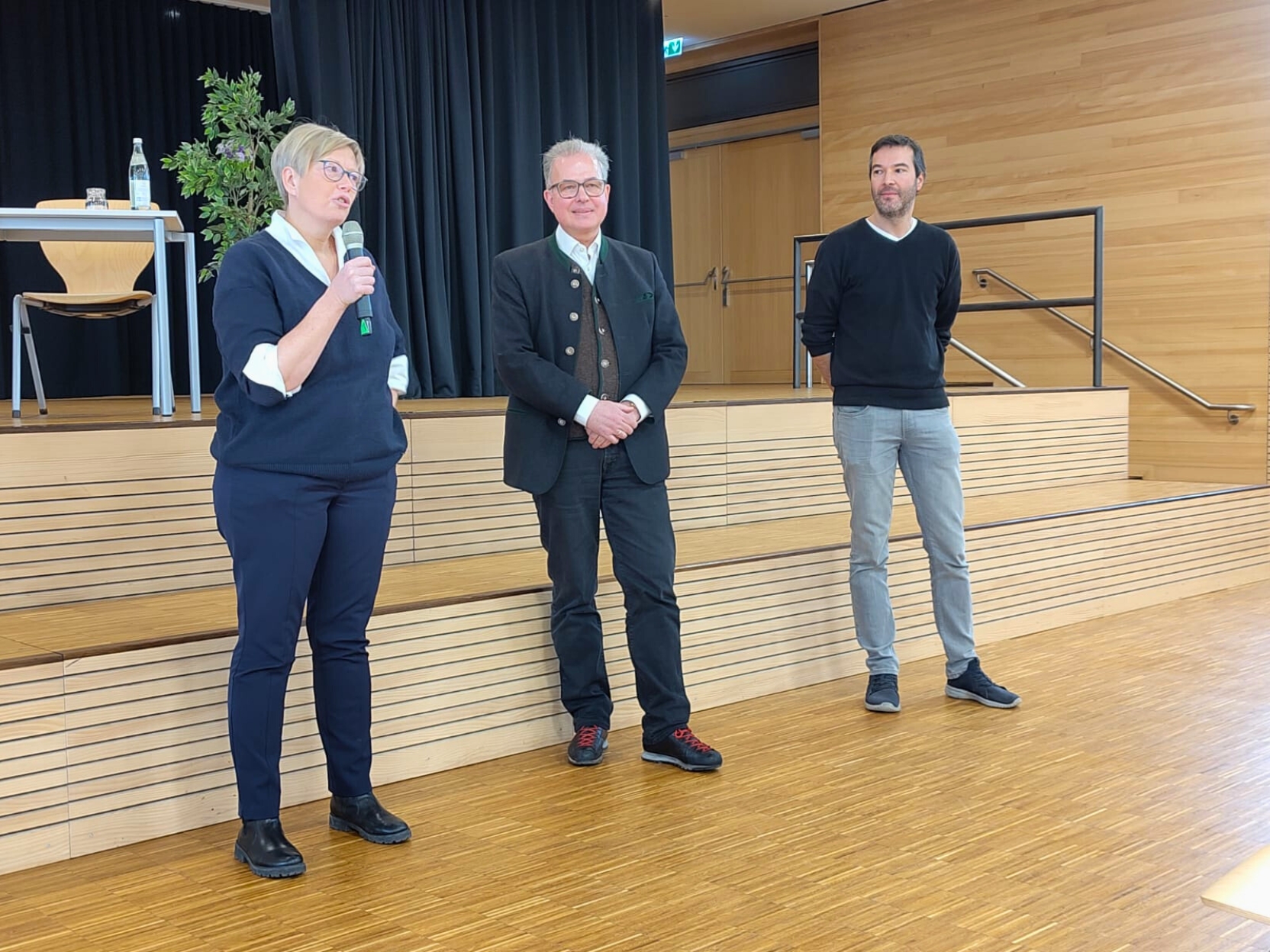 Frau Maier (Schulleiterin), Herr Streibl und Herr Hein (Fachbetreuer Geschichte und PuG)