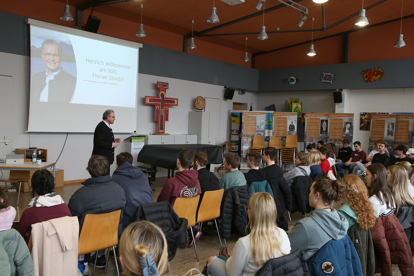 Florian Streibl, Fraktionsvorsitzender der Freien Wähler im Bayerischen Landtag, am St.-Gotthard-Gymnasium Niederalteich